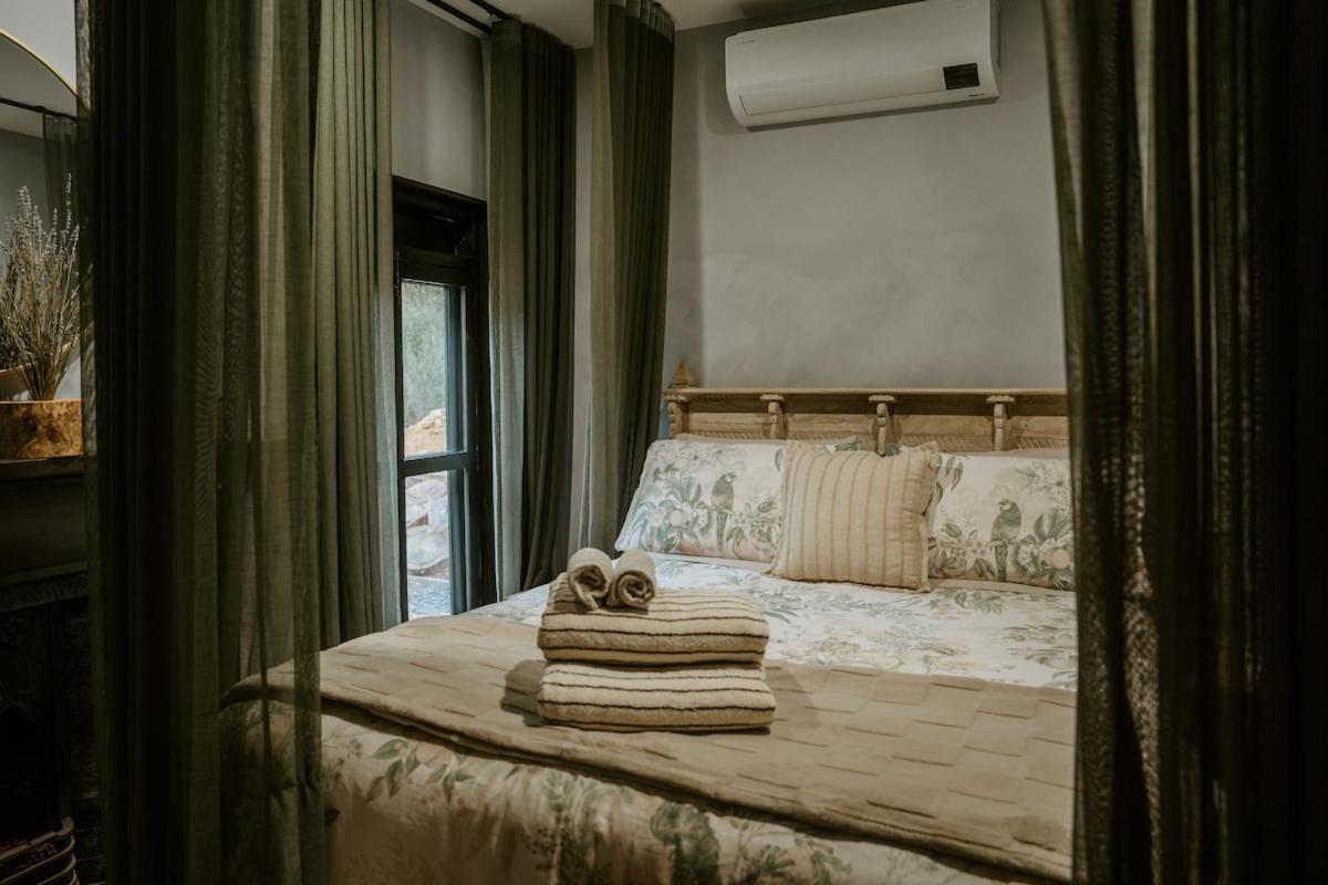The Temple - Country Farm Retreat Villa Launching Place Exteriör bild